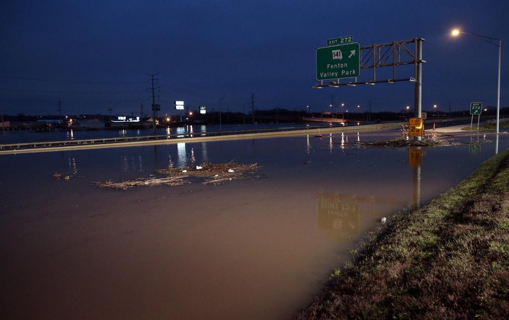 Delar av motorvägen Interstate 44 är liksom hundratals mindre vägar avstängda i de svåra amerikanska översvämningar som anses orsakade av väderfenomenet El Niño. (Foto: Robert Cohen)
