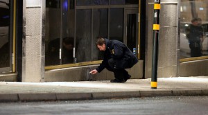 Polisen undersöker vad som kan ha exploderat. (Foto: Marcus Ericsson/TT)