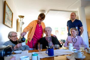 Elisabeth Nordvåg och Ted Restum, båda undersköterskor på Annedals äldreboende i Göteborg, rasar över Kommunals agerande. (Foto: Adam Ihse/TT)