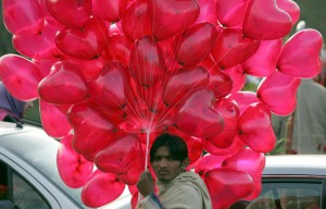 Försäljaren Ilyas Ahmed sålde hjärtformade ballonger inför alla hjärtans dag i Islamabad för några år sedan. (Foto: B. K Bangash/AP/TT)