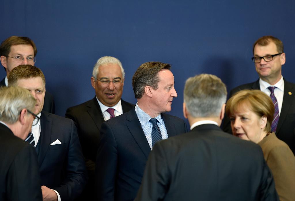 Storbritanniens David Cameron tillsammans med andra EU-länders ledare på plats i Bryssel. (Foto: Martin Meissner /AP/TT)