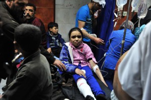 En kvinna får vård på ett sjukhus i Damaskus efter helgens bombattacker. (Foto: Sana/AP/TT)