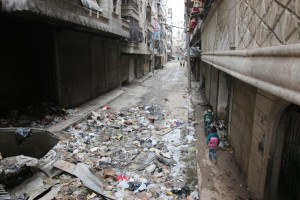 En gata i Aleppo, runt vilken striderna har ökat den senaste tiden. (Foto: Arkivbild. Alexander Kots/AP/TT)