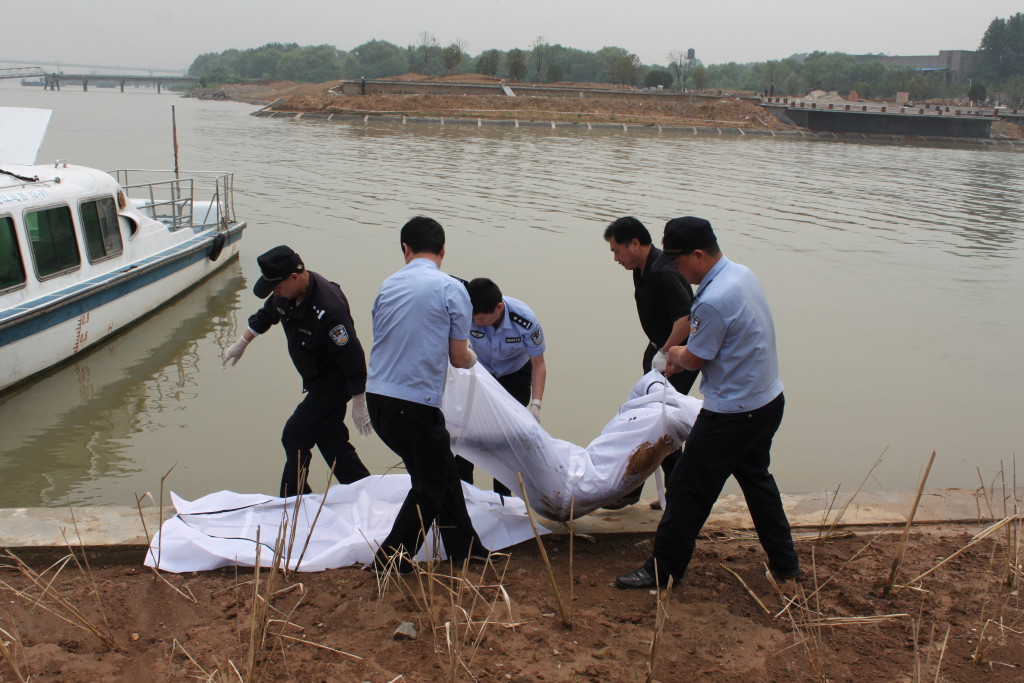 Polisen bär bort en bärgad kropp efter katastrofen med skeppet Dong Fang Zhi Xing på Yangtzefloden. Foto: ChinaFotoPress/ChinaFotoPress via Getty Images)