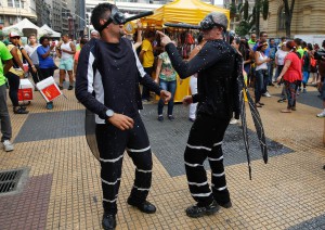 Brasilianska hälsoarbetare informerar om zikaviruset under karnevalen i Rio. (Foto: Andre Penner/ AP/ TT)