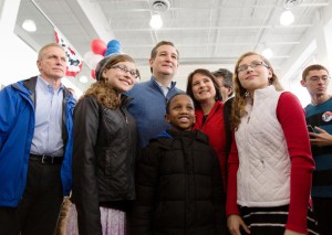 Republikanen Ted Cruz tar en bild tillsammans med väljare under ett valmöte i Portsmouth, New Hampshire. (Foto: Ola Torkelsson/TT) 