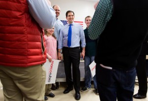 Republikanen Marco Rubio tar en bild tillsammans med väljare under ett valmöte i Salem, New Hampshire. (Foto: Ola Torkelsson/TT)