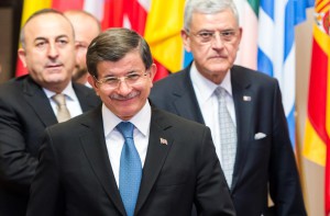 Toppmötet i Bryssel blev tolv timmar långt, och samarbetsdiskussionen mellan EU och Turkiet fortsätter nästa vecka. På bilden Turkiets premiärminister Ahmet Davutoglu. (Foto: Geert Vanden Wijngaert /AP/TT-arkivbild)