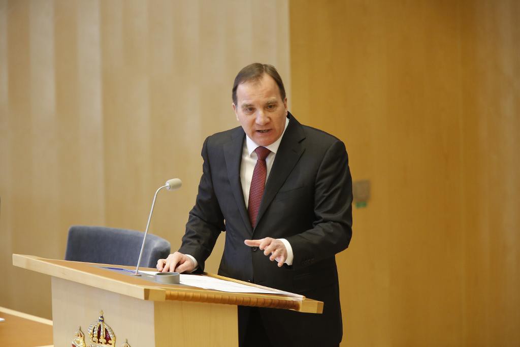 Statsminister Stefan Löfven tar jobbdebatten i riksdagen. (Foto: Christine Olsson/TT)