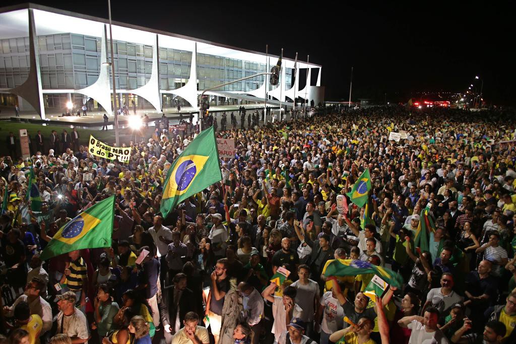 Demonstrationer rasar i Brasilien sedan korruptionsmisstänkta tidigare presidenten Lula da Silva utnämnts till ny kanslichef i president Dilma Rousseffs regering. (Foto: Andre Penner /AP/TT-arkivbild)