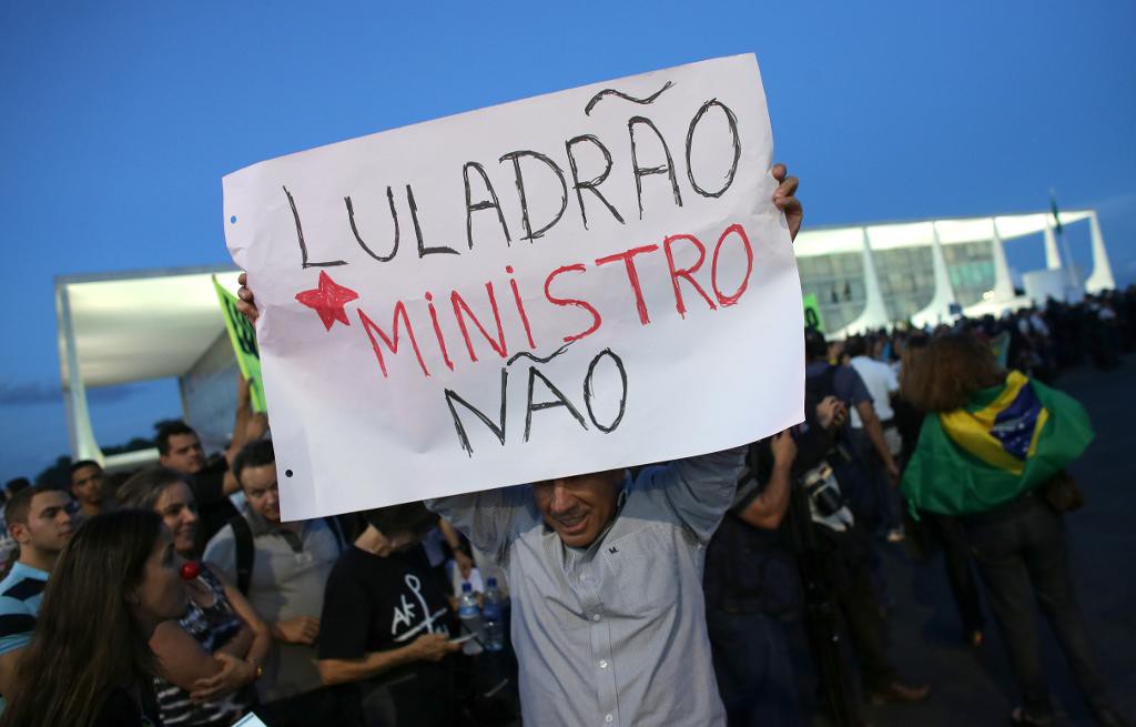 Enligt demonstranterna är utnämningen bara ett sätt att skydda Lula da Silva från att åtalas för korruptionsbrott. (Foto: Eraldo Peres /AP/TT)