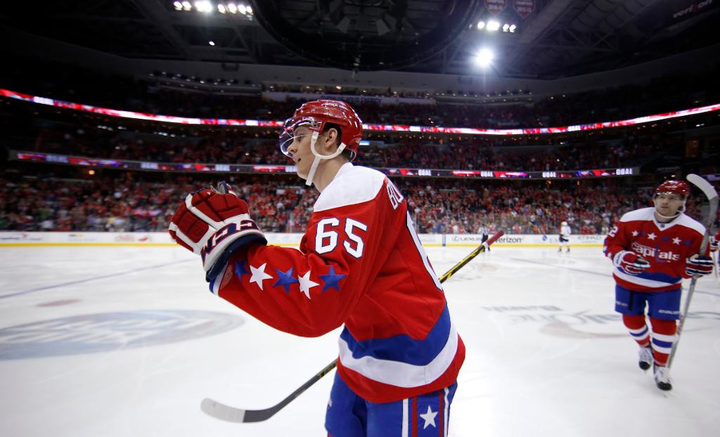 Washington Capitals André Burakovsky firar målet mot Nashville i NHL-ishockeyn. (Foto: Alex Brandon/AP/TT)