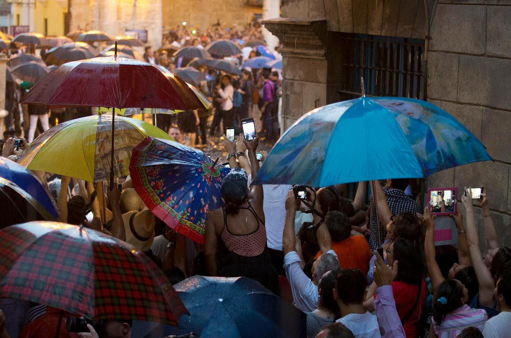 Kubaner och turister flockades i regnet för att försöka få en skymt av Obama under hans besök i gamla Havanna. (Foto: Rebecca Blackwell /AP/TT)