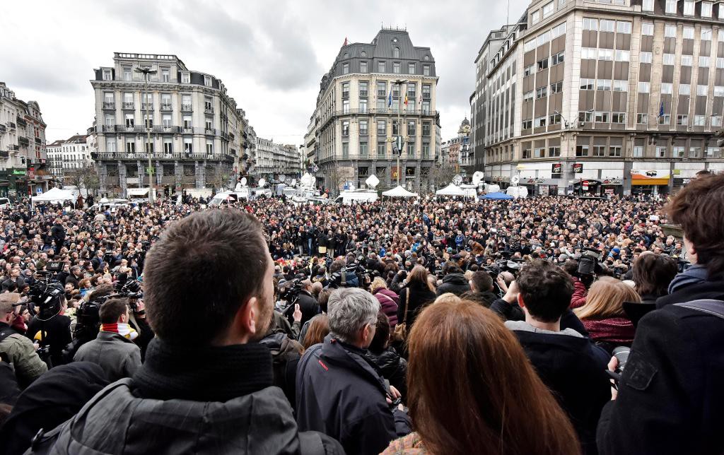 Människor samlas för att hedra offren för dåden med en tyst minut i centrala Bryssel. (Foto: Martin Meissner/AP/TT)