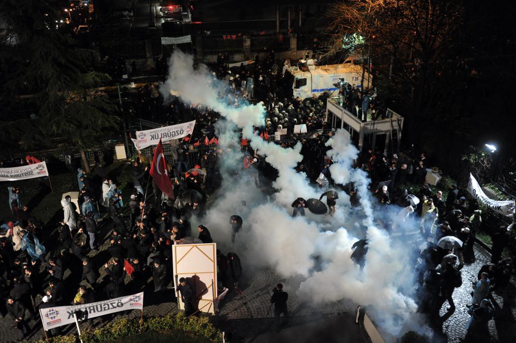 Turkisk polis använder vattenkanon mot demonstranter som samlats utanför Zamans redaktion i Istanbul på fredagskvällen. (Foto: AP/TT)