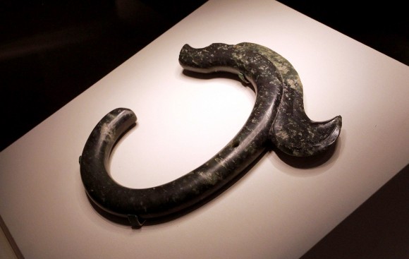 En C-formad drake från Hongshan-kulturen visas på Pekings nationalmuseum. (Foto: STR/AFP/Getty Images)