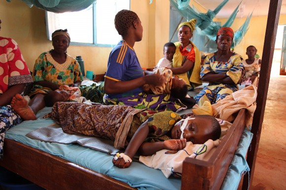 Ett barn som lider av malaria ligger på en sjukhussäng i Nyarugusu i nordvästra Tanzania den 11 juni 2015. (Foto: Stephanie Aglietti /AFP/Getty Images)