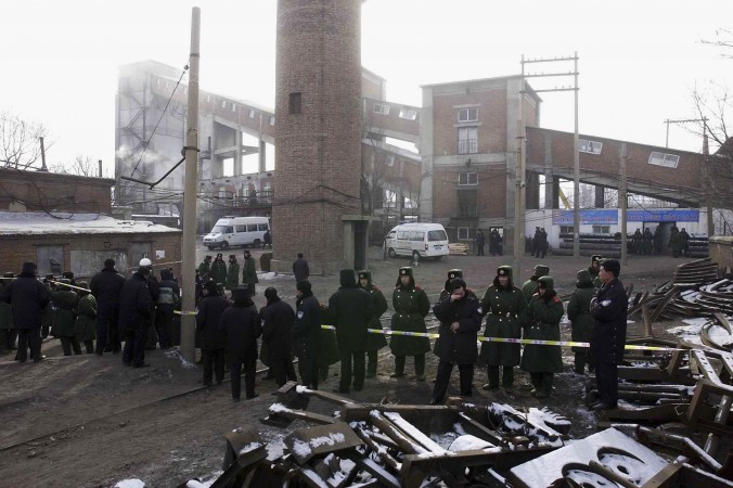 Polis står på vakt efter en olycka i en kolgruva den 15 februari 2005 i Fuxin i Liaoning-provinsen i nordöstra Kina. (Foto: China Photos /Getty Images)