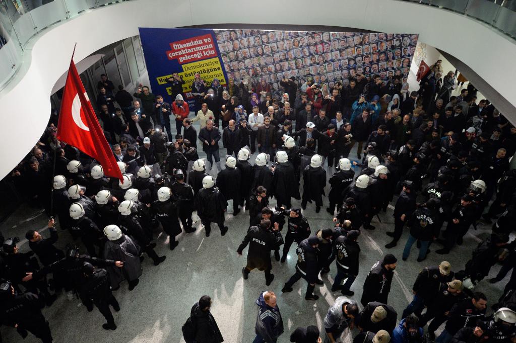 Turkisk polis har trängt in på den oppositionella tidningen Zamans redaktion i Istanbul. (Foto: AP/TT)