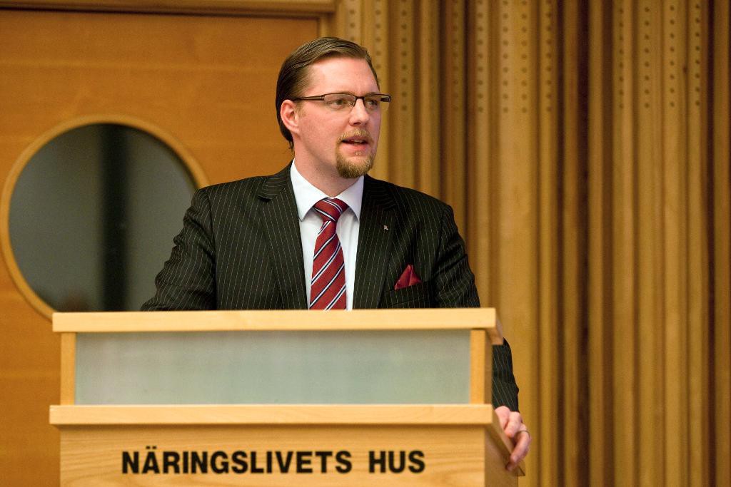 Günther Mårder, vd för företagarna, gör tummen ner för förslaget. Det har prövats förr och det funkade inte, påpekar han. (Foto: Christine Olsson /TT-arkivbild)