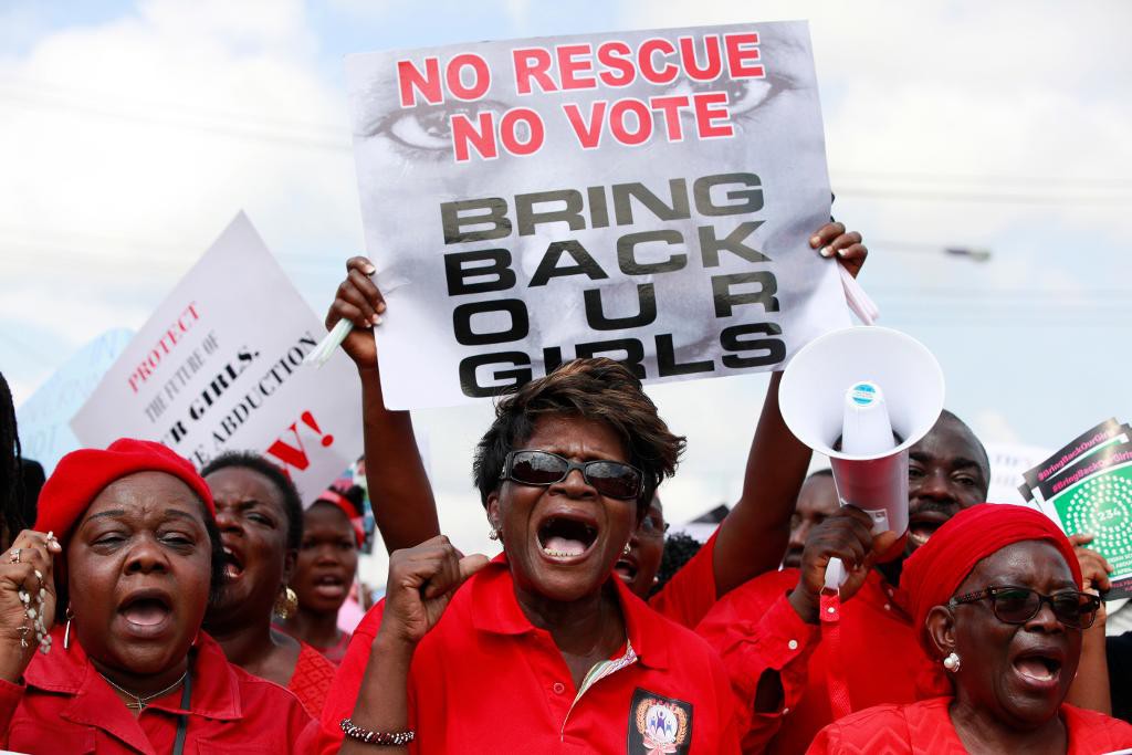 I dag, på tvåårsdagen efter att över 200 flickor fördes bort av terrogruppen Boko Haram, pågår manifestationer för att flickorna ska bli fria. Bilden är från en tidigare demonstration i Lagos. (Foto: Sunday Alamba /AP/TT-arkivbild)