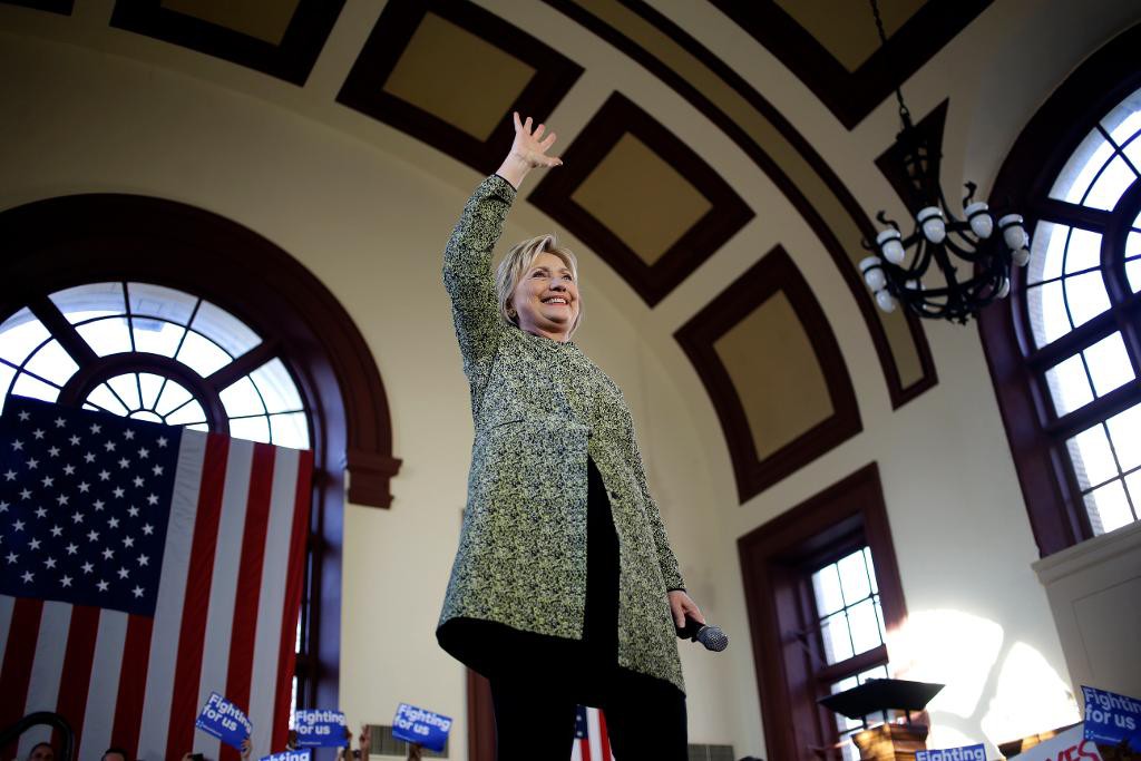 Demokraternas Hillary Clinton vinkar åt sina anhängare vid ett kampanjmöte i Staten Island i New York. (Foto: Seth Wenig /AP/TT)