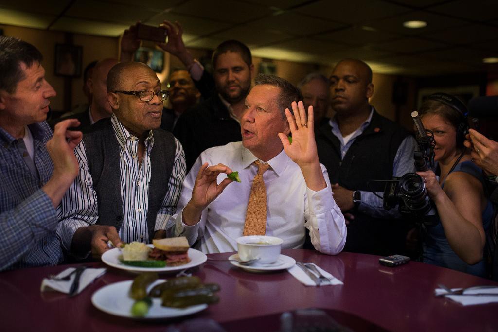 Republikanernas John Kasich, till vardags Ohioguvernör, äter sig igenom sitt kampanjande i New York. (Foto: Andres Kudacki /AP/TT)