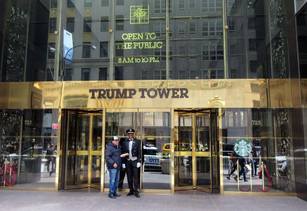 Trump Tower på Femte avenyn i New York. Här bor och arbetar affärsmannen och den republikanske presidentaspiranten Donald Trump. (Foto: Beth Harpaz /AP/TT)