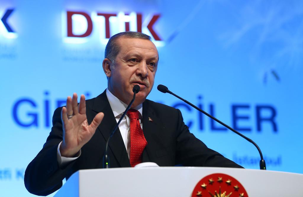  Turkiets president Recep Tayyip Erdogan har tidigare sagt att de båda åtalade journalisterna ska få "betala ett högt pris" för avslöjandet. Om de fälls kan de dömas till livstids fängelse. (Foto: Kayhan Ozer /AP/TT-arkivbild)