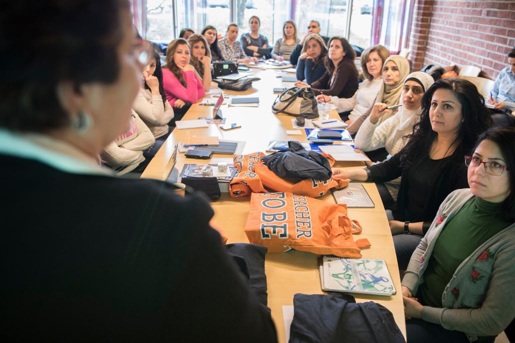 Samira Chaabo, tvåa från höger, är en av ett 20-tal deltagare i den utbildning som nu ska ges vid Stockholms universitet. Alla deltagarna har en lärarexamen med sig och genom snabbspåret är planen att de de snabbare ska komma ut på arbetsmarknaden. (Foto: Erik Nylander/TT)