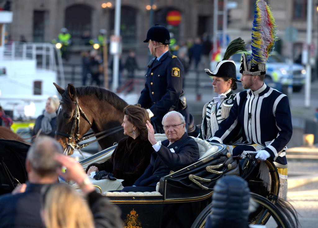 Drottning Silvia och kung Carl Gustaf i öppen vagn på väg till fredagens konsert på Nordiska museet i Stockholm arrangerad av Kungliga Operan och Stockholms konserthus med anledning av kung Carl Gustafs 70-årsdag. (Foto: Pontus Lundahl/TT)