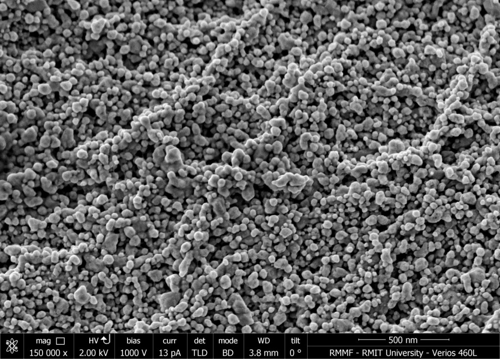 Textil av bomull täckt med nanostrukturer som är osynliga för blotta ögat. Bilden är förstorad 200 gånger. (Foto: RMIT University)