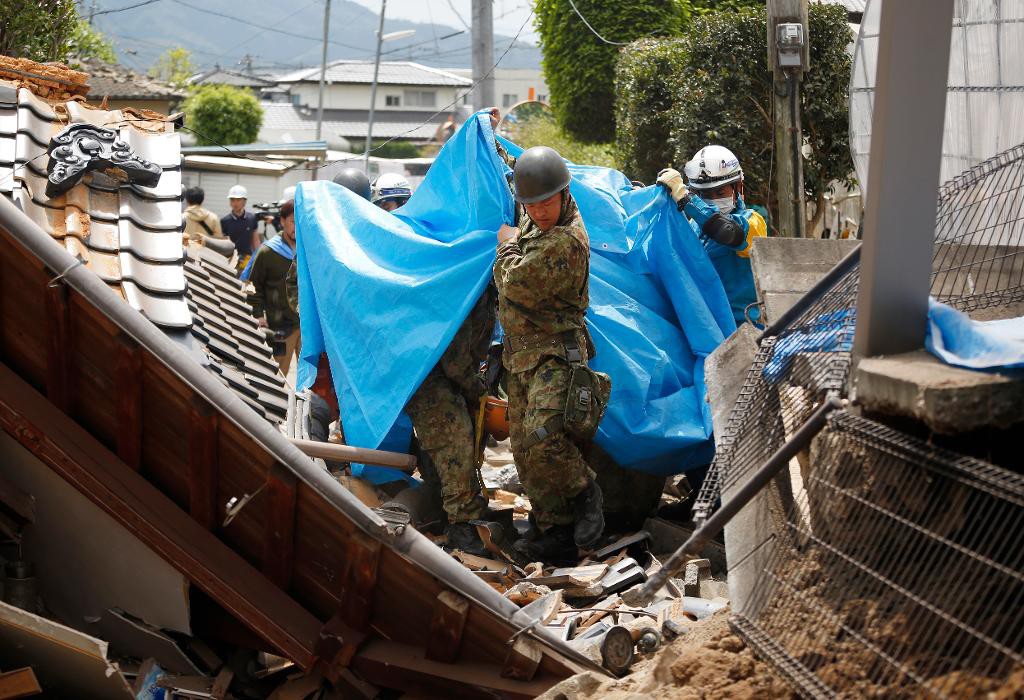 En kvinna räddades från en byggnad som kollapsat i jordskalvet i Mashiki i storstadsområdet Kumamoto. (Foto: Naoya Osato)