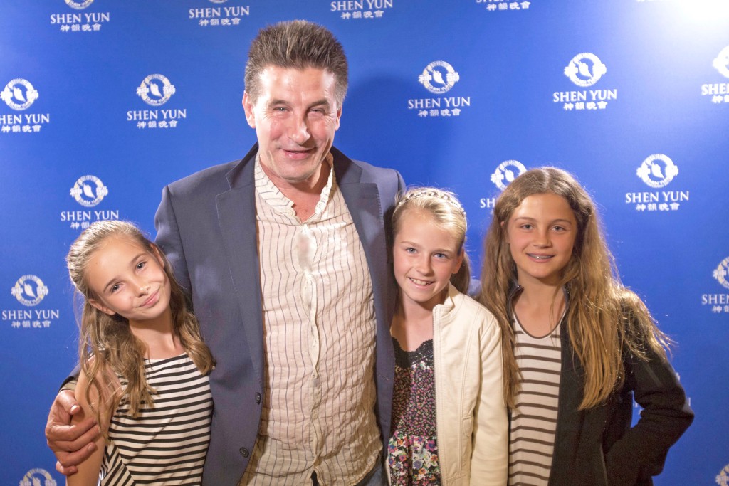 Skådespelaren William Baldwin med dottern Brooke och två vänner efter att ha sett Shen Yun Performing Arts på Granada Theatre i Santa Barbara, USA, den 30, april 2016. (Foto: NTD Television)