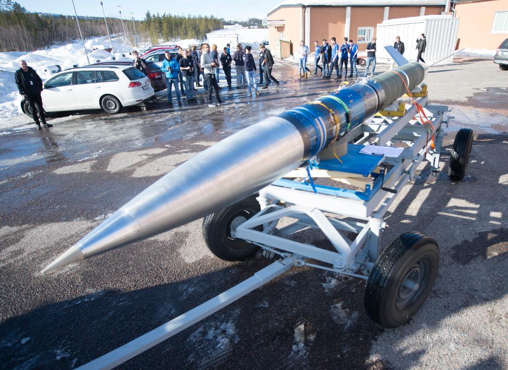 Raketen Imperial Orion, laddad med studentexperiment, är på väg mot avfyringsrampen på Esrange. Den ska tillbringa några minuter i tyngdlöshet innan den landar i basens nedslagningsområde och hämtas med helikopter. (Foto:  Fredrik Sandberg/TT)