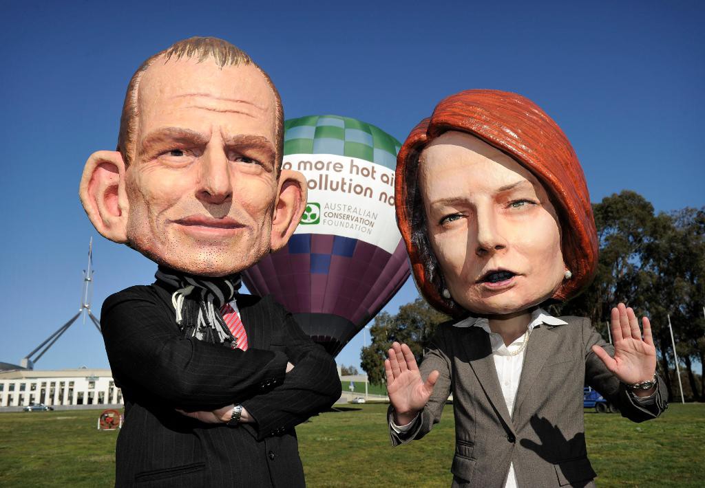 Demonstranter som ska föreställa Tony Abbott och Julia Gillard i valrörelsen i Canberra 2010. (Foto: Mark Graham/AP)