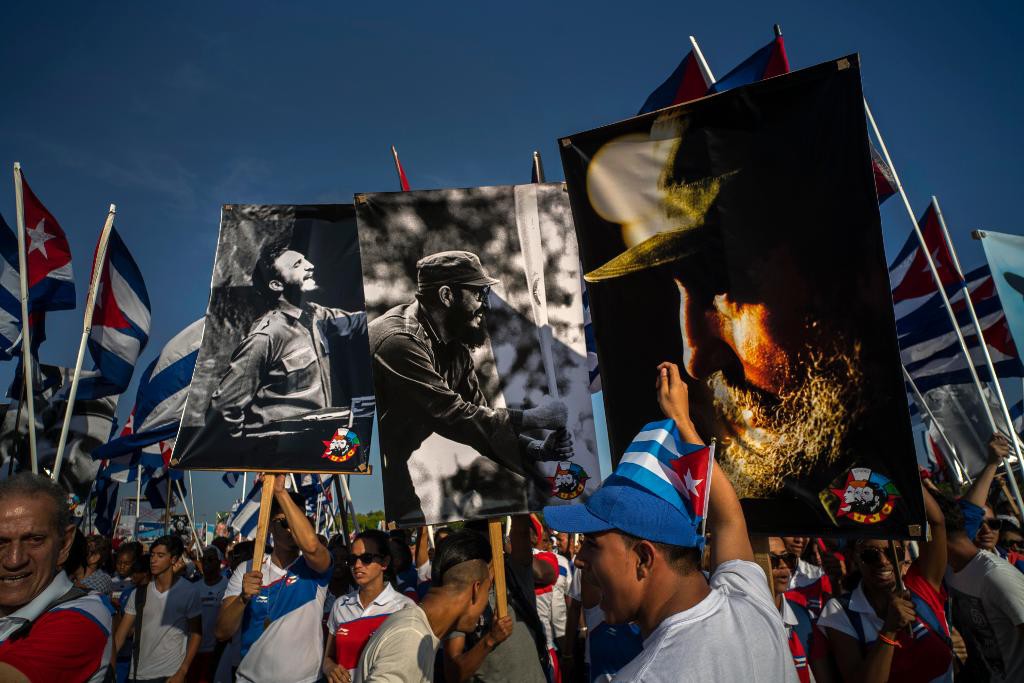 Kubaner håller upp bilder av Kubas tidigare ledare Fidel Castro under den parad som hölls den 1 maj i huvudstaden Havanna. (Foto: Ramon Espinosa /AP/TT-arkivbild)