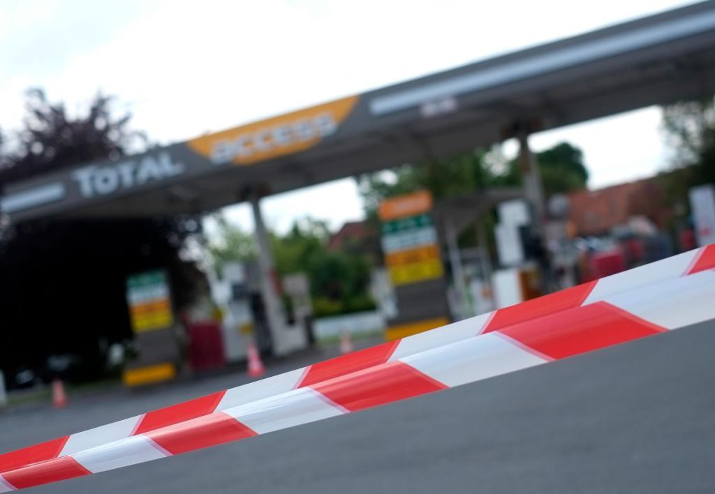 En bensinmack utanför Lille har stängt, på grund av bränslebrist. I dag utvidgas strejken till majoriteten av Frankrikes kärnkraftverk. (Foto: Michel Spingler /AP/TT)