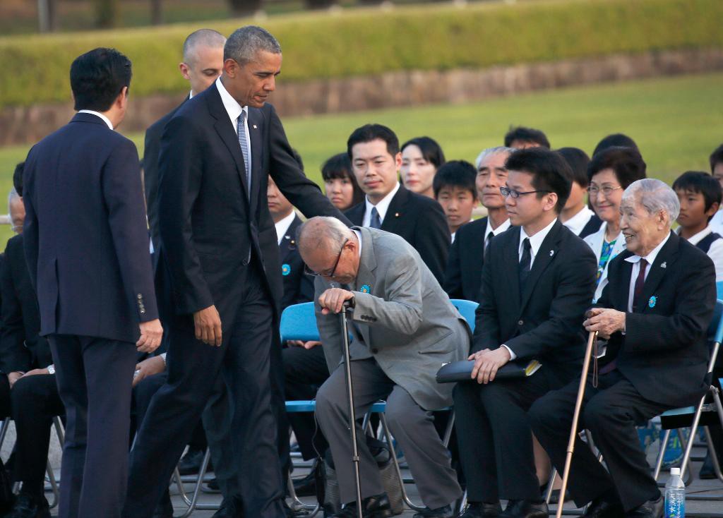 USA:s president Barack Obama hälsar Shigeaki Mori som överlevde USA:s atombomb mot Hiroshima 1945. (Foto: Shuji Kajiyama /AP/TT)