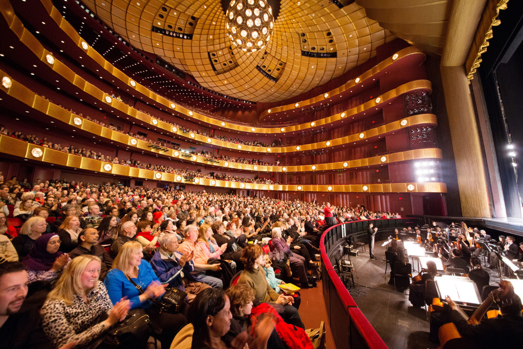 Bild från publiken på Shen Yun Performing Arts föreställning på David H. Koch Theater vid Lincoln Center, New York den 5 mars, 2016. (Foto: Larry Dye/Epoch Times)