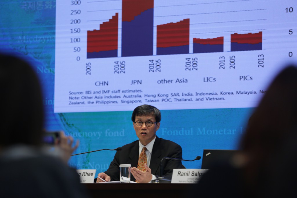 Changyong Rhee, chef för Asien och Stillahavsområdet på IMF vid en presskonferens i Hongkong, där dystra siffror om bland annat Kinas ekonomi presenterades. (Foto: Isaac Lawrence/AFP/Getty Images)