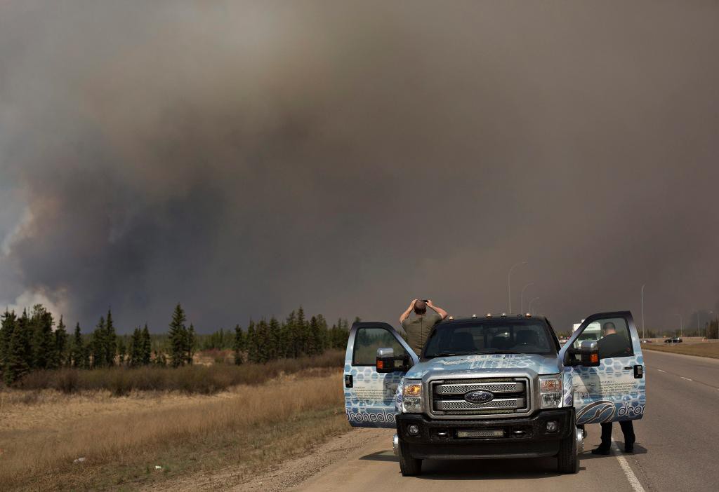 De 90 000 människor som har evakuerats från Fort McMurray på grund av branden kommer inte att få komma hem den närmaste tiden. (Foto:  Jason Franson/AP/TT)