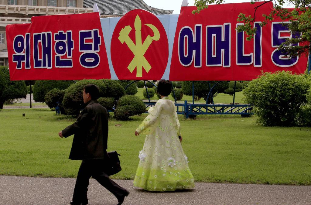 Huvudstaden Pyongyang har prytts med propagandabudskap inför partikongressen, här en stor skylt med texten "stora parti, moderparti". (Foto: Kim Kwang Hyon/AP/TT)