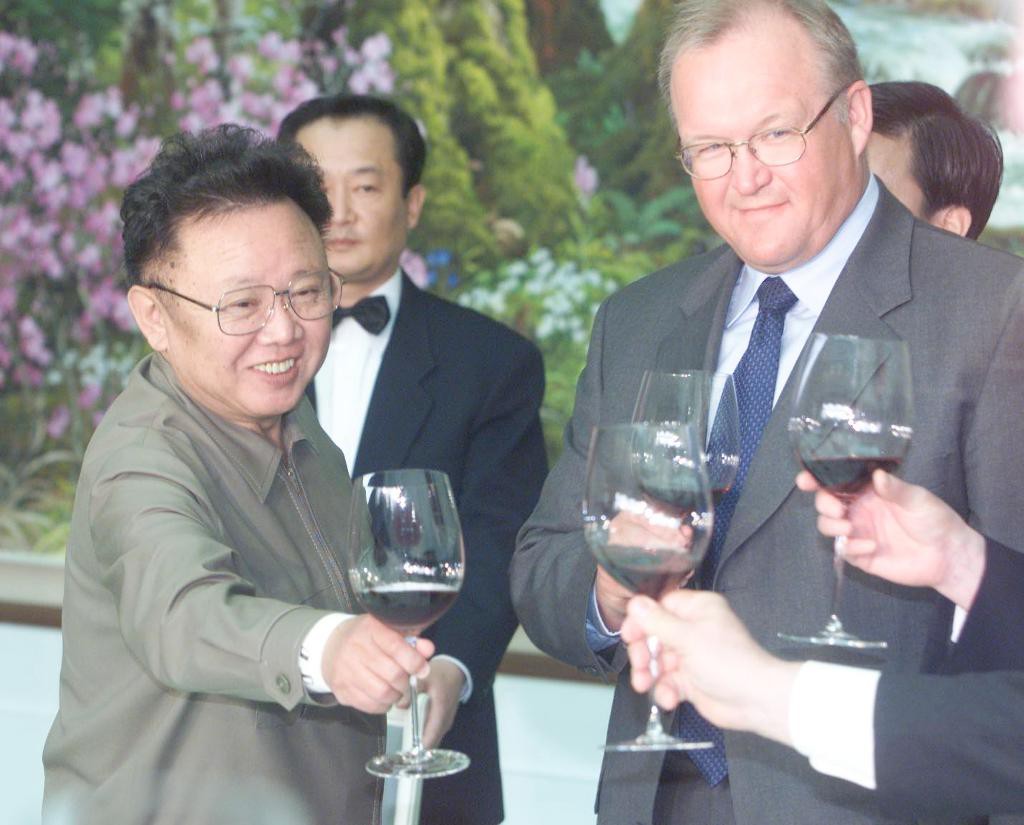 Sveriges dåvarande statsminister Göran Persson skålar med Nordkoreas ledare Kim Jong-Il under ett statsbesök i huvudstaden Pyongyang 2001. Sverige är ett av få länder som har en ambassad i Nordkorea och har därför en speciell relation med den slutna diktaturen. Arkivbild. (Foto: Jonas Ekströmer/TT)