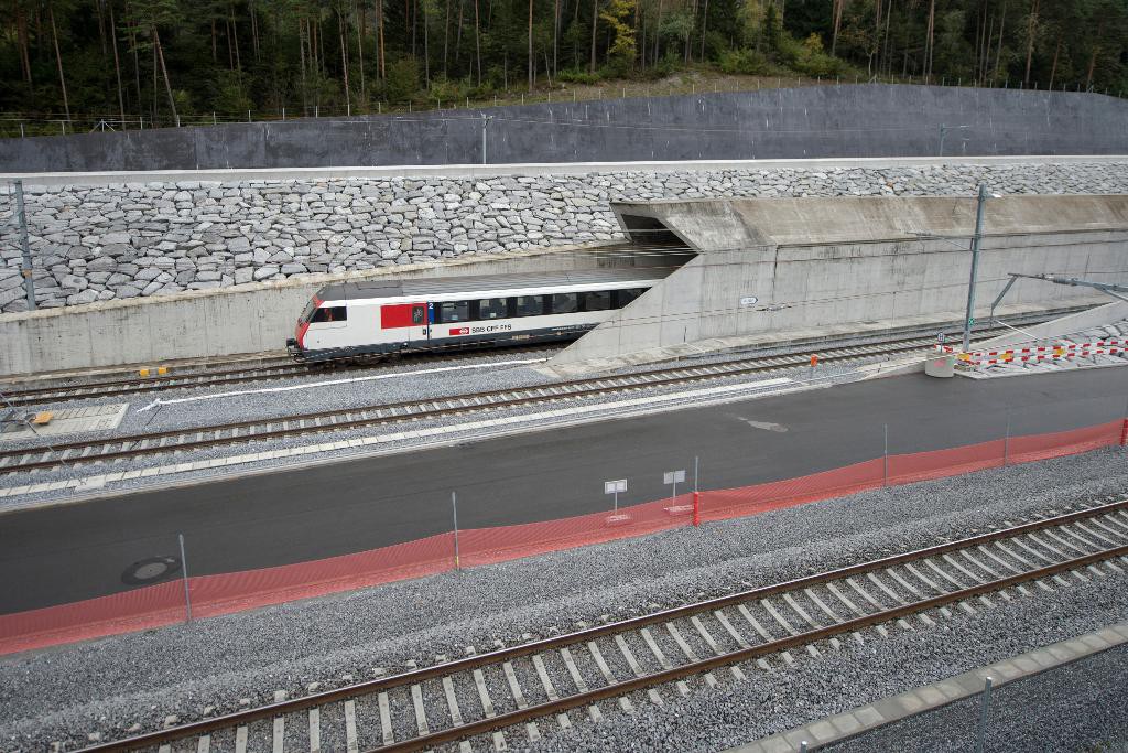 Ett tåg testar rälsen när den rekordlångs tunnelns norra mynning. (Foto: Urs Flueeler /arkivbild)