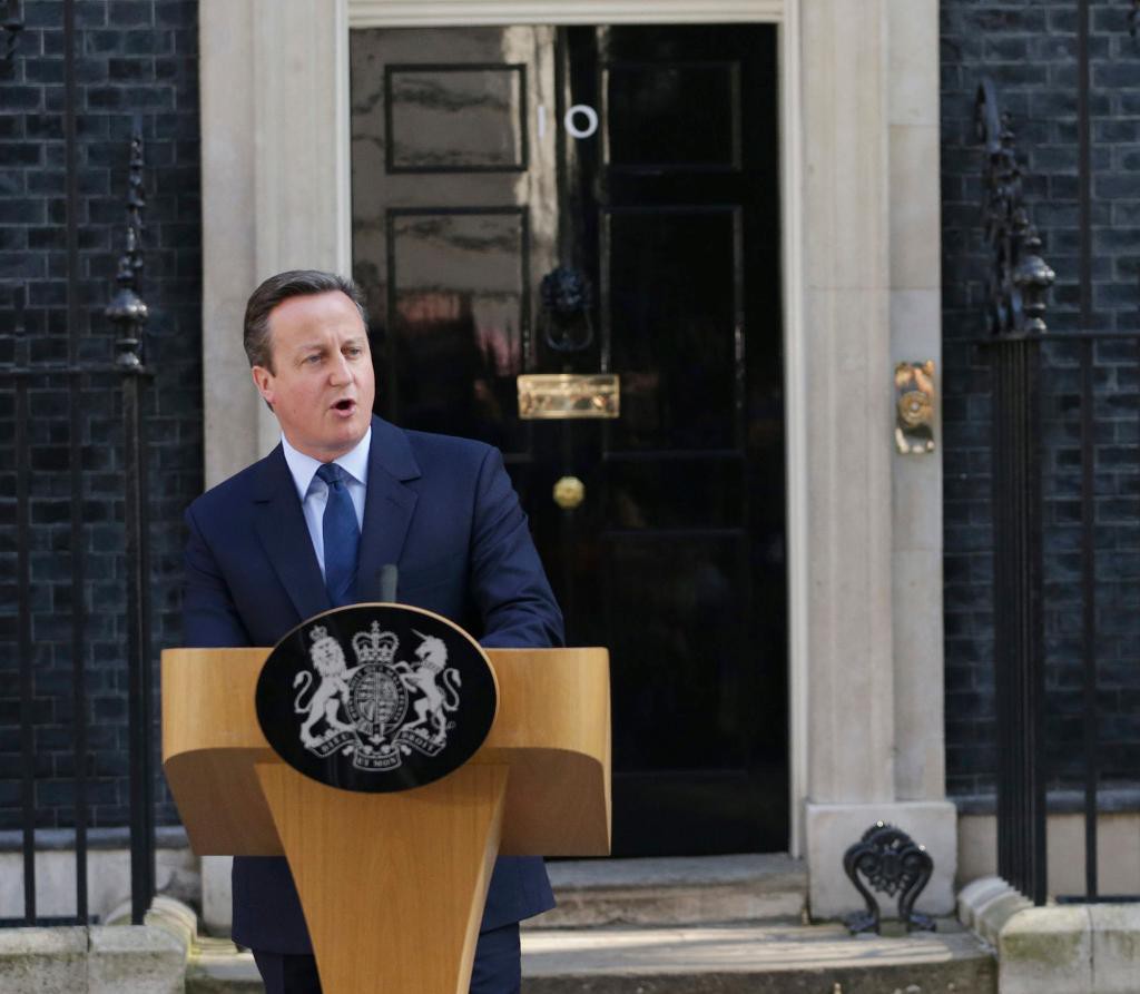 Premiärminister David Cameron meddelar sin avgång utanför bostaden på Downing Street. (Foto: Daniel Leal-Olivas/AP/TT)