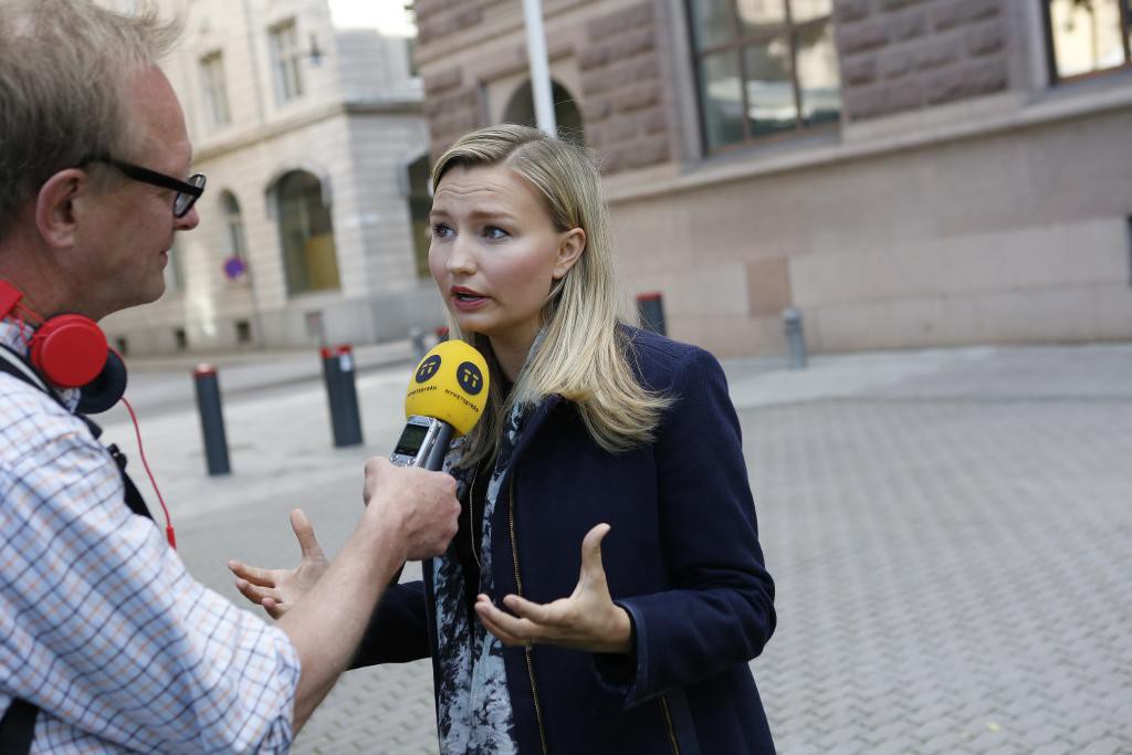  Ebba Busch Thor intervjuas på väg in till mötet mellan regeringen och Alliansen om situationen efter den brittiska folkomröstningen om EU. (Foto: Christine Olsson/TT)