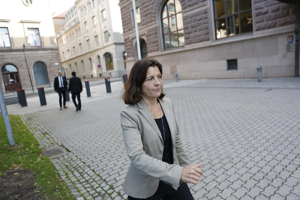 Moderaten Karin Enström på väg in till mötet mellan regeringen och Alliansen om situationen efter den brittiska folkomröstningen om EU. *(Foto: Christine Olsson/TT)