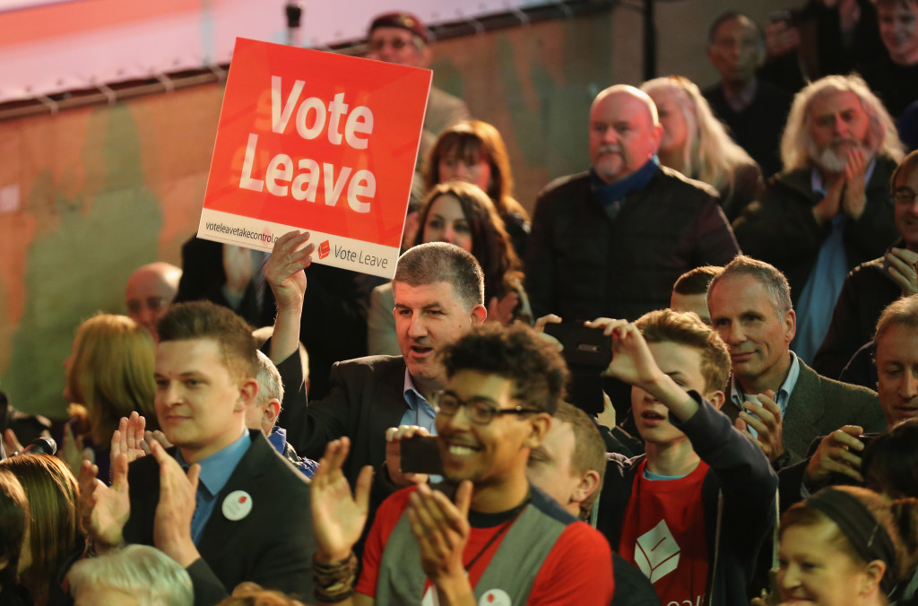 Anhängare till lämna-sidan ses här under kampanjen lyssna på Londons tidigare borgmästare Boris Johnson under ett möte i Manchester. Efter brexit ställs nu många frågor inför framtiden. (Foto: Christopher Furlong /Getty Images)