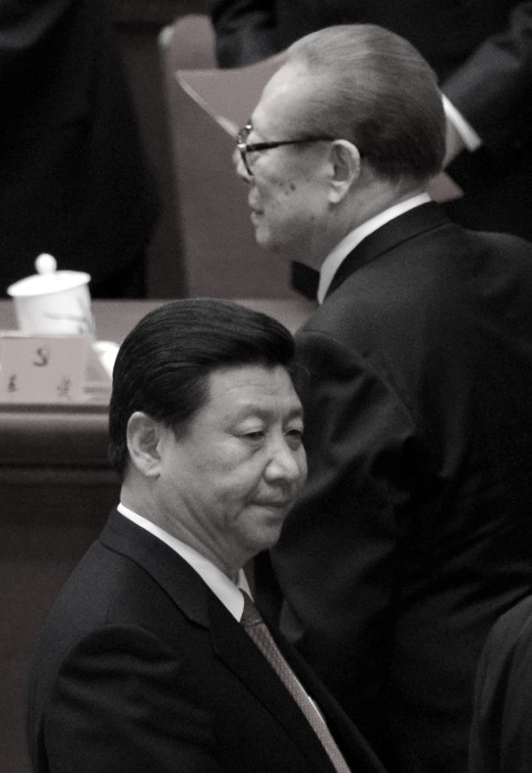 Nuvarande partiledaren Xi Jinping (förgrunden) och förre partiledaren Jiang Zemin under en partikonferens i Peking 2012. (Foto: Wang Zhao/AFP/Getty Images)